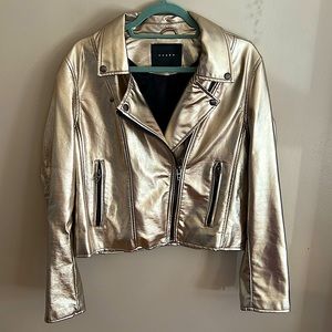 Show stopping gold jacket.